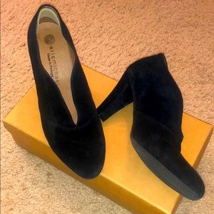 ERIC MICHAEL Suede Slit Cutout Heeled Black Bootie